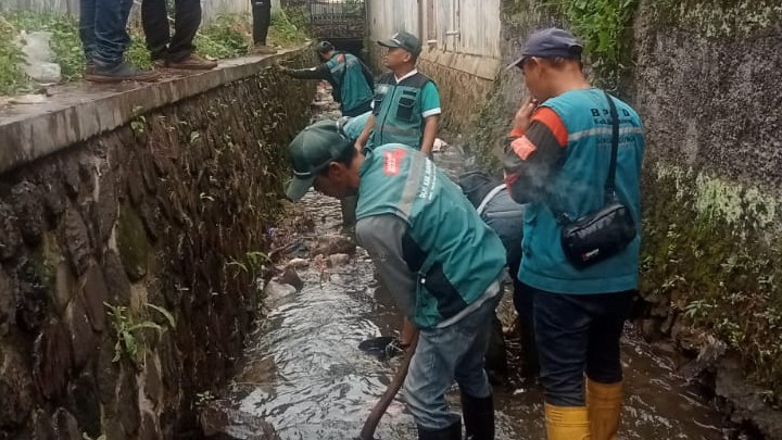 BBBS Kecamatan Cicalengka Laksanakan Pengerukan Sampah di Anak Sungai Cibodas untuk Antisipasi Banjir Musim Penghujan