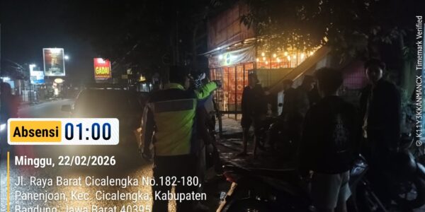 Kapolsek Bersama Anggota Piket Bubarkan dan Amankan Peserta Balap Lari Liar di Jalan Raya Cicalengka Barat Kapolsek Bersama Anggota Piket Bubarkan dan Amankan Peserta Balap Lari Liar di Jalan Raya Cicalengka Barat