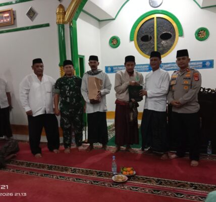 Kapolsek Cicalengka Hadiri Tarawih Keliling Forkopimcam di Masjid Al Barokah Desa Cikuya