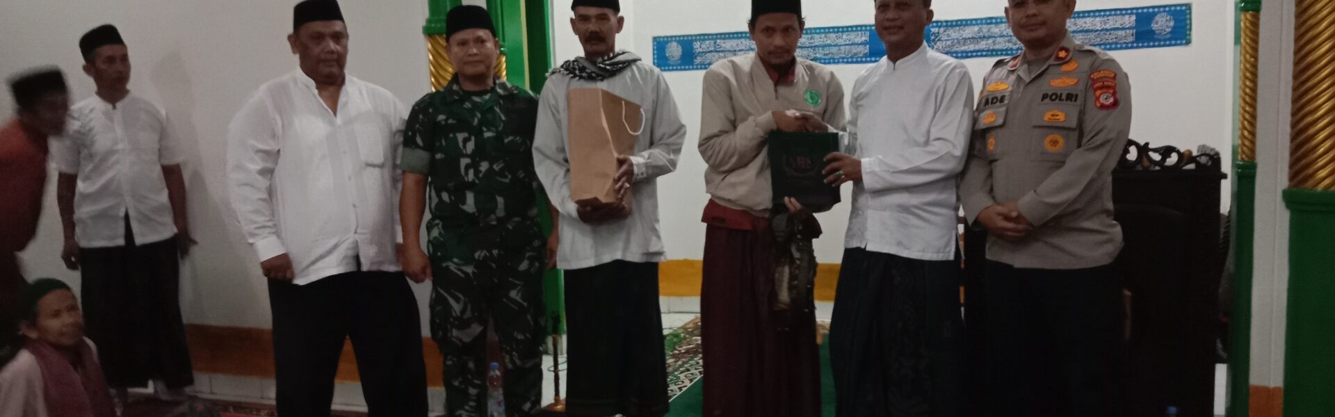 Kepala Desa Cikuya Hadiri Tarawih Keliling Forkopimcam Cicalengka di Masjid Al Barokah Kepala Desa Cikuya Hadiri Tarawih Keliling Forkopimcam Cicalengka di Masjid Al Barokah