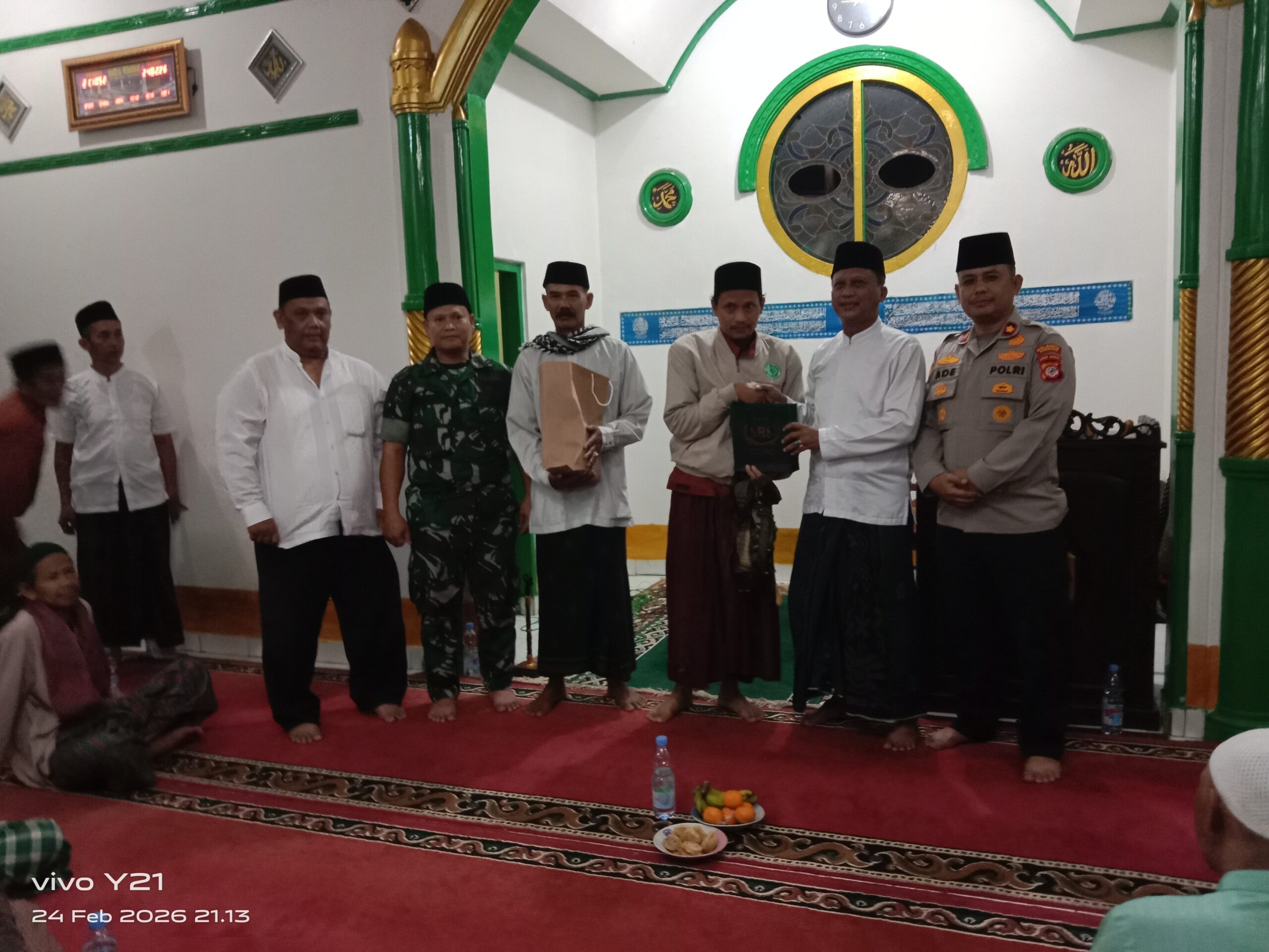 Kepala Desa Cikuya Hadiri Tarawih Keliling Forkopimcam Cicalengka di Masjid Al Barokah