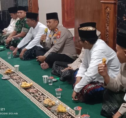 Kapolsek Cicalengka Giat Tarawih Keliling Bersama Forkopimcam di Masjid Al Ikhlas Desa Waluya