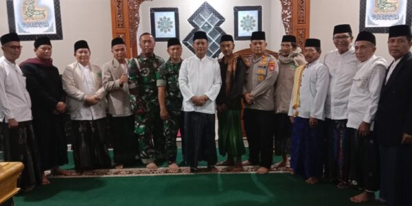 Ketua DKM Masjid Besar Cicalengka Hadiri Tarawih Keliling Forkopimcam di Masjid Al Ikhlas Desa Waluya