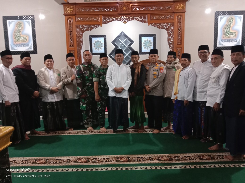 Danramil 2402/Cicalengka Hadiri Tarawih Keliling Forkopimcam Cicalengka di Masjid Al Ikhlas Desa Waluya