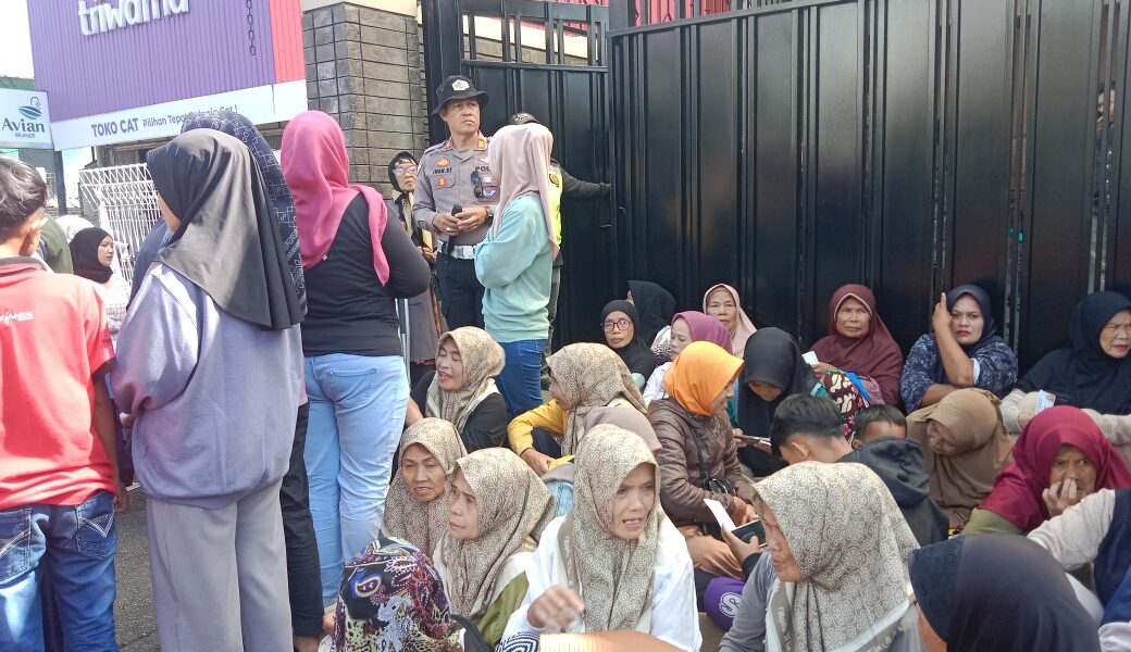 Keluarga Besar Alm. Dadang Dollar Salurkan Zakat Mall ,Berupa 2000 Paket Sembako dan Uang kepada Warga Keluarga Besar Alm. Dadang Dollar Salurkan Zakat Mall ,Berupa 2000 Paket Sembako dan Uang kepada Warga