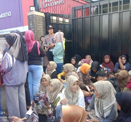 Keluarga Besar Alm. Dadang Dollar Salurkan Zakat Mall ,Berupa 2000 Paket Sembako dan Uang kepada Warga