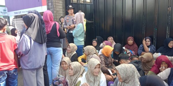 Keluarga Besar Alm. Dadang Dollar Salurkan Zakat Mall ,Berupa 2000 Paket Sembako dan Uang kepada Warga