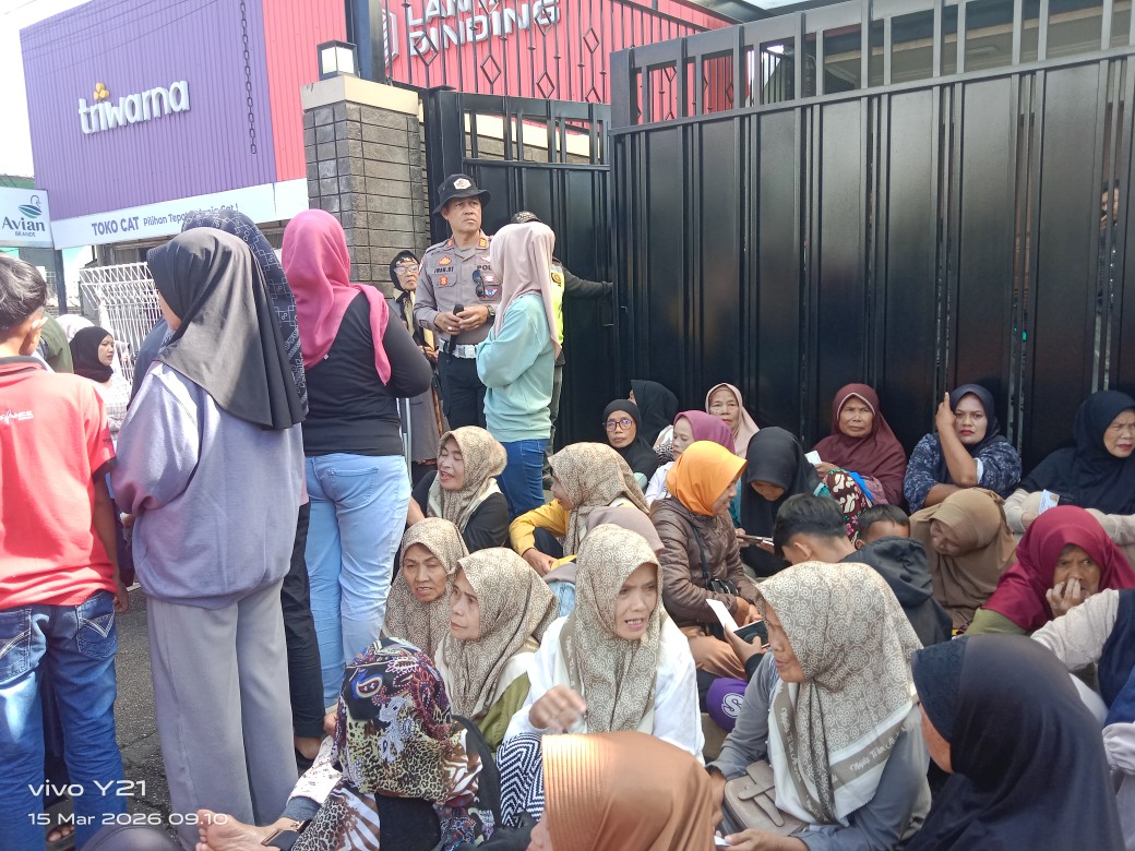 Keluarga Besar Alm. Dadang Dollar Salurkan Zakat Mall ,Berupa 2000 Paket Sembako dan Uang kepada Warga