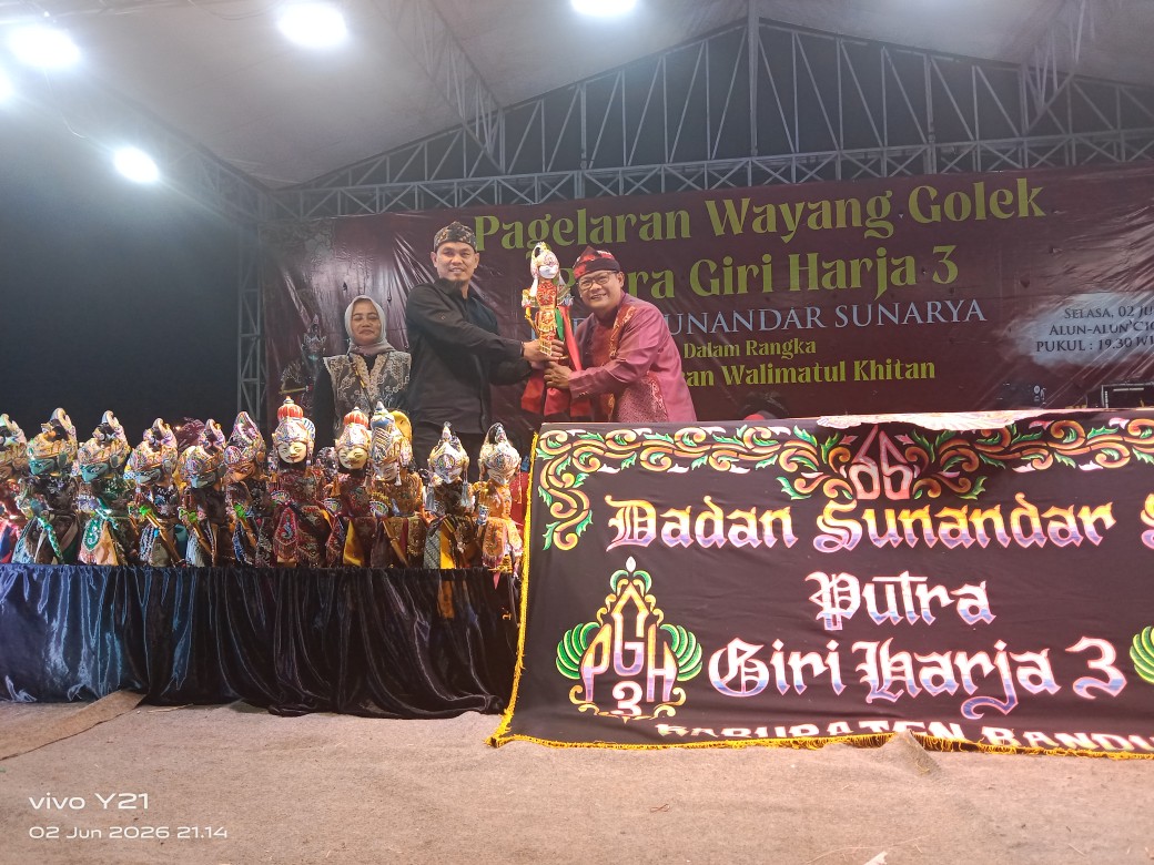 Keluarga Bapak  Asep Romansa Dan Ibu Tia Lestari Gelar Pagelaran Wayang Golek Meriahkan Walimatul Khitan Bima Kaysa Romansa Di Alun-Alun Cicalengka
