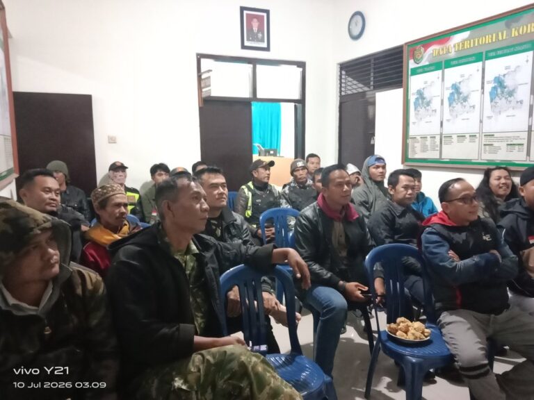 Bukti Kemanunggalan TNI-Rakyat, Koramil 2402/Cicalengka Gelar Nobar Piala Dunia 2026 di Makoramil