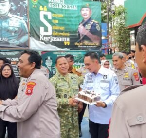 Pokdar Kamtibmas Sektor Cicalengka Kirim Kue Ulang Tahun TNI Ke 81,Di Koramil 2402 Cicalengka