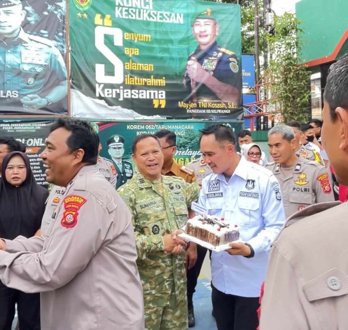 Pokdar Kamtibmas Sektor Cicalengka Kirim Kue Ulang Tahun TNI Ke 81,Di Koramil 2402 Cicalengka