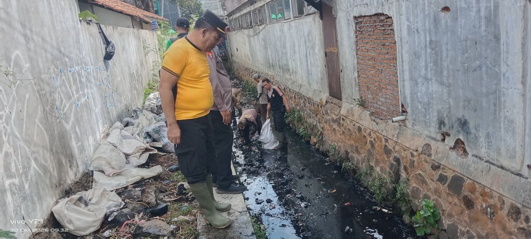 Antisipasi Banjir Musim Penghujan, Polsek Bersama Satpol PP Cicalengka Bersihkan Anak Sungai Ciseureuh
